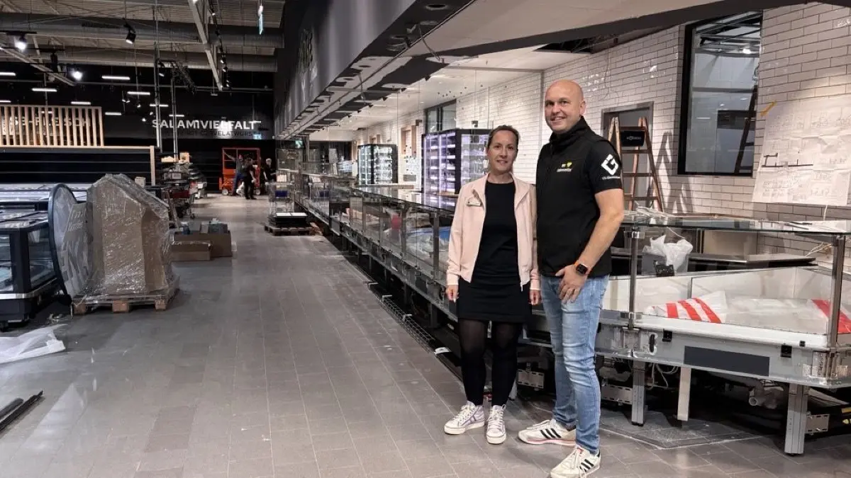 Inhaber Jens Friedbold gemeinsam mit seiner Frau Marion Friedbold im neuen Edeka-Markt.
