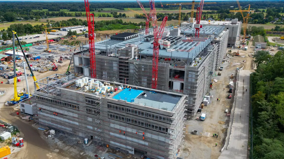 Die Baustelle für ein Rechenzentrum der Schwarz-Gruppe (Luftaufnahme mit einer Drohne). Am selben Tag fand eine Medienreise in die Lausitz statt. Auf dem Besuchsprogramm stand auch die Baustelle des Rechenzentrums. Die Schwarz-Gruppe, Mutter von Lidl und Kaufland, investiert hier am Rande des Spreewaldes rund 11 Milliarden Euro in ein neues Rechenzentrum. Im November 2025 fand die Grundsteinlegung statt. Zweieinhalb Milliarden fließen in den Bau, der Rest in IT-Infrastruktur, staatliche Förderung gibt es nicht. +++ dpa-Bildfunk +++