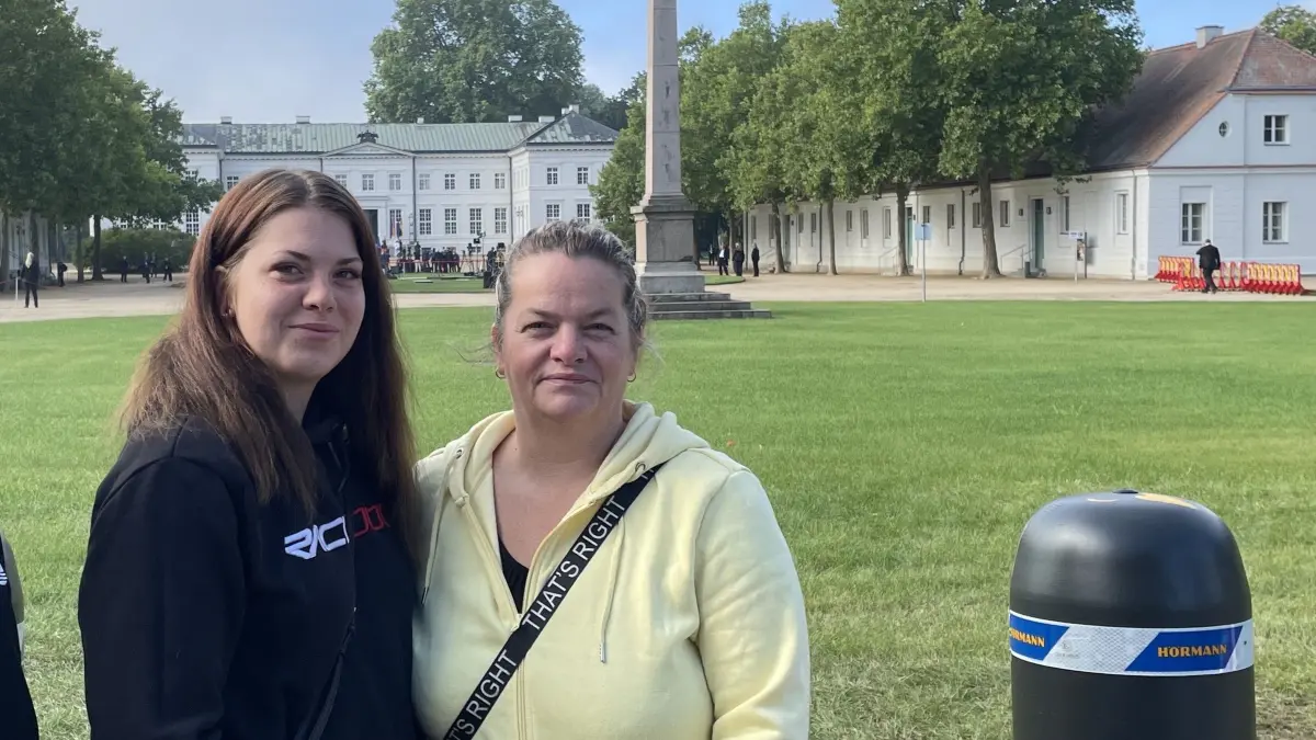 Zaungäste der Klausurtagung der Bundesregierung: Svenja und Mandy Müller haben sich das Spektakel am Schloss Neuhardenberg angeschaut. Dazu haben sie eine ganz klare Meinung.