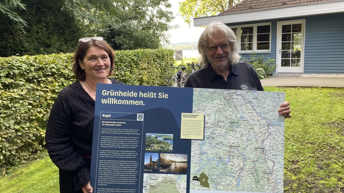 Ellen Rußig und Rainer Schinkel vom Tourismusverband Seenland Oder-Spree präsentieren neue Infotafeln. Sie sollen die Orientierung für Touristinnen und Touristen in Märkisch Oderland, Oder-Spree und Frankfurt (Oder) erleichtern.