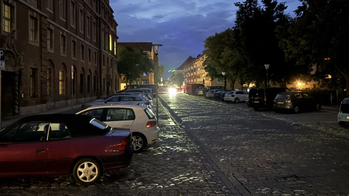 Blick auf die Große Oderstraße in Frankfurt (Oder) am Freitagabend gegen 20:30 Uhr – die Straßenbeleuchtung ist aus.