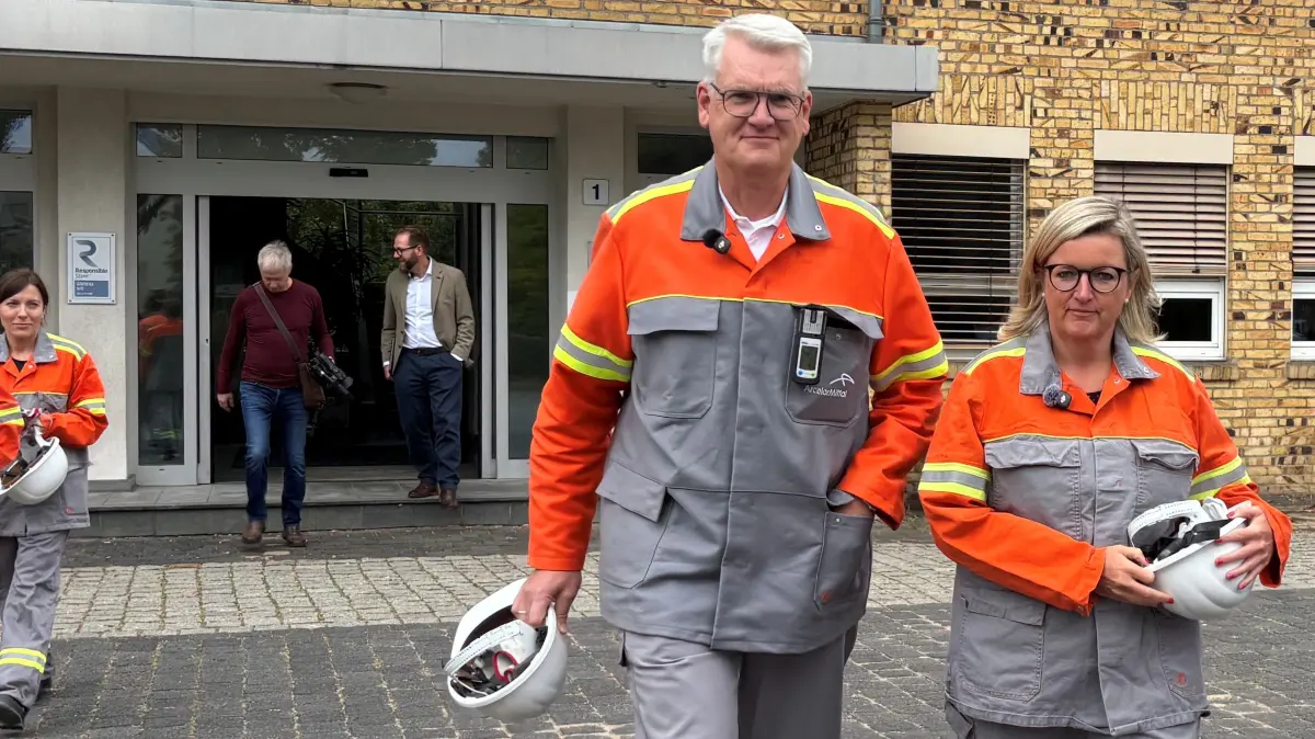 Rainer Böse, Deutschlandchef von ArcelorMittal sowie CEO der Flachstahlwerke in Eisenhüttenstadt und Bremen, mit der Brandenburger Wirtschaftsministerin Martina Klement nach dem Gespräch am Arceöor-Mittal-Standort Eisenhüttenstadt