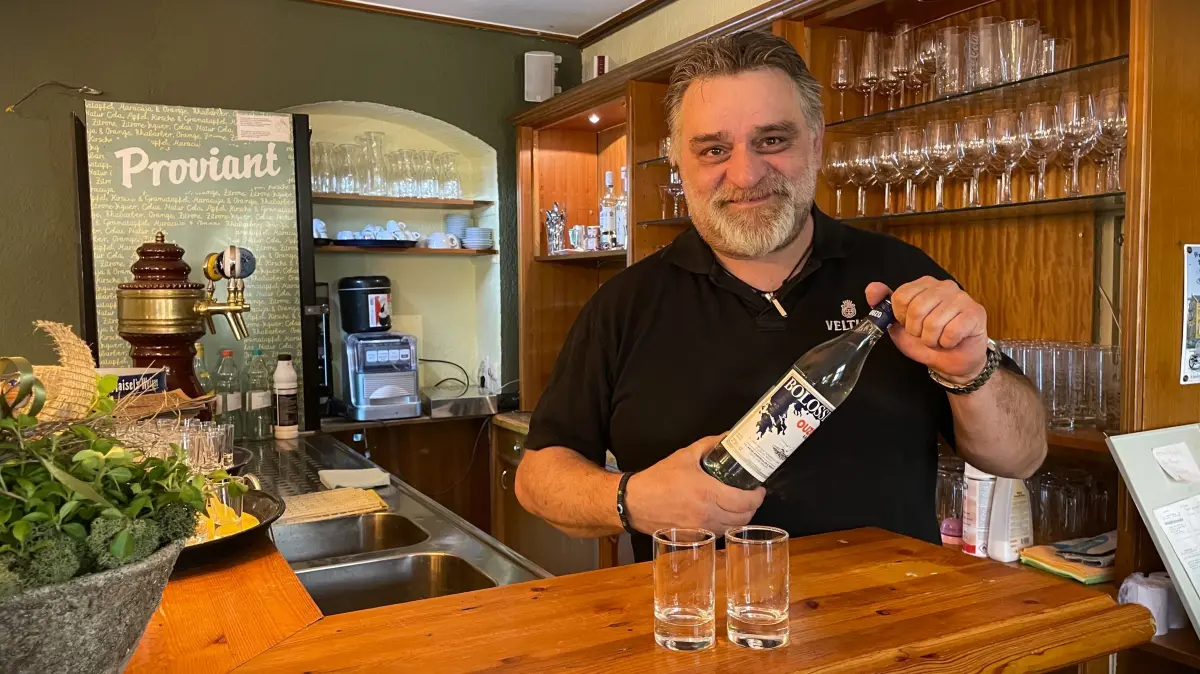 Den griechischen Ouzo für die Gäste stellt Tavernenwirt Ioannis Karyofyllis rechtzeitig zur Neueröffnung der Taverna in der Kirchenklause Beeskow kalt.