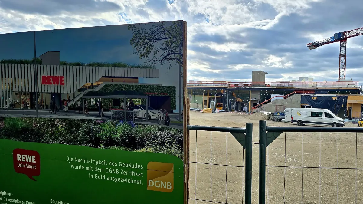 Die Baustelle des Rewe in Zeesen. Langsam sieht der echte Bau aus wie auf dem Plakat.