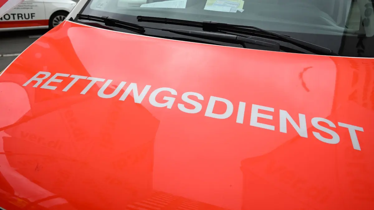 Rettungsdienst Symbolbild: ARCHIV - 03.07.2025, Baden-Württemberg, Reutlingen: Das Wort Rettungsdienst ist auf einem Einsatzwagen des Deutschen Roten Kreuzes (DRK) angebracht. (zu dpa: «70-Jähriger stirbt nach medizinischem Notfall am Steuer») Foto: Bernd Weißbrod/dpa +++ dpa-Bildfunk +++
