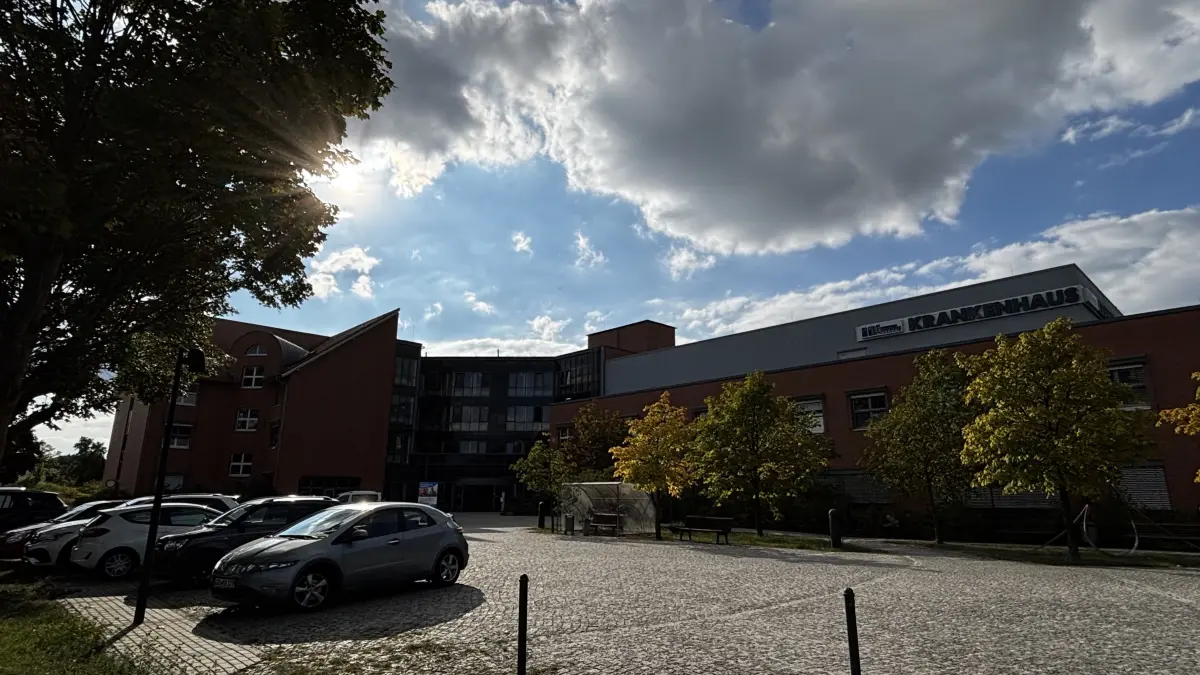 Über dem Krankenhaus Beeskow verfinstert sich der Himmel. Der bereits gewährte Millionenzuschuss reicht nicht, um das Haus zu retten. Weitere Millionen müssen her.