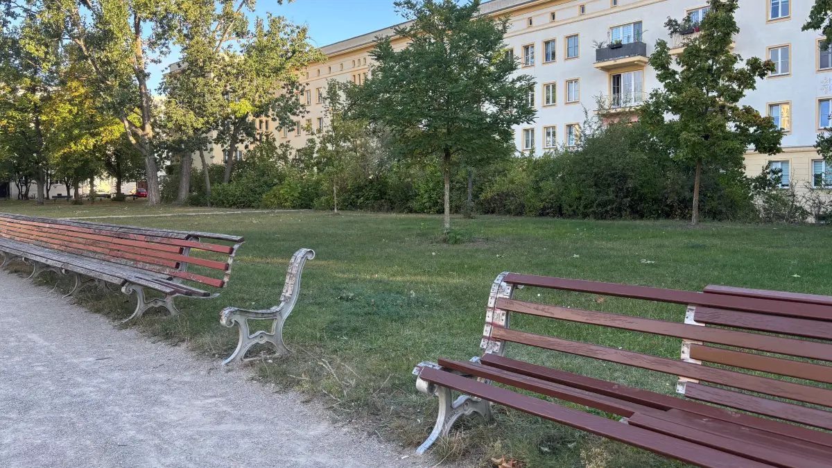 Die längste Bank in Eisenhüttenstadt in der Pawlowallee hat neuerdings eine Lücke