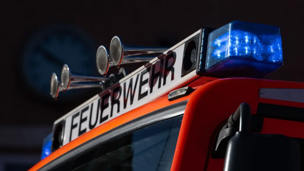 Feuerwehr: ILLUSTRATION - 08.11.2023, Baden-Württemberg, Stuttgart: Blaulicht ist auf einem Einsatzfahrzeug der Feuerwehr zu sehen. (zu dpa: «Stallbrand führt zu Millionenschaden - fünf Tiere sterben») Foto: Marijan Murat/dpa +++ dpa-Bildfunk +++