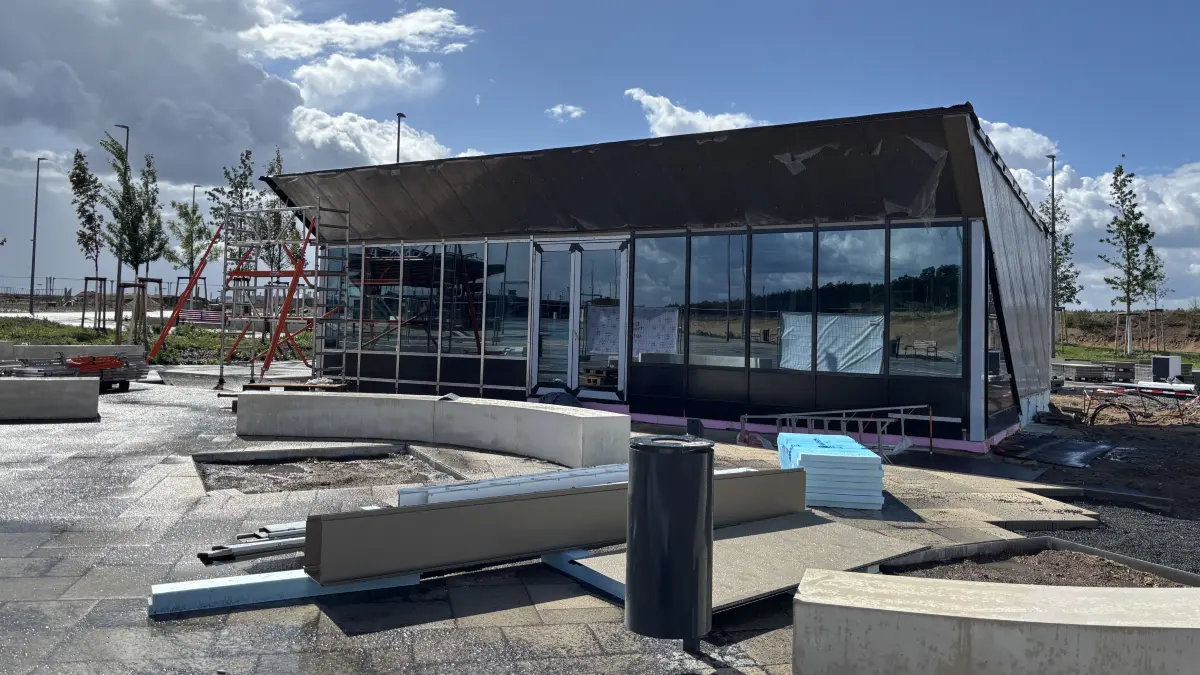 Der „Giga-Späti“ am neuen Bahnhof Fangschleuse in Grünheide (Oder-Spree) befindet sich derzeit noch im Bau. Wann kann das Servicegebäude in Betrieb gehen?