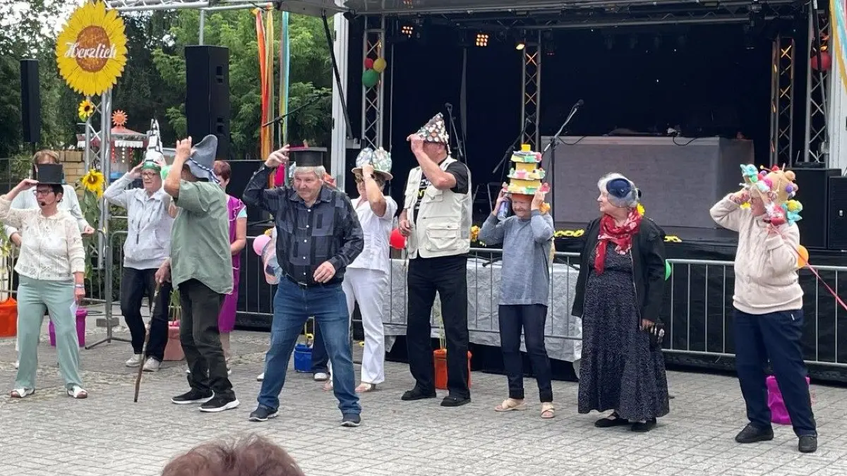 Phantasie und Spaß in Golzow: Die Senioren begeisterten die Gäste des 28. Sonnenblumenfestes mit ihrer Hutmodenschau.