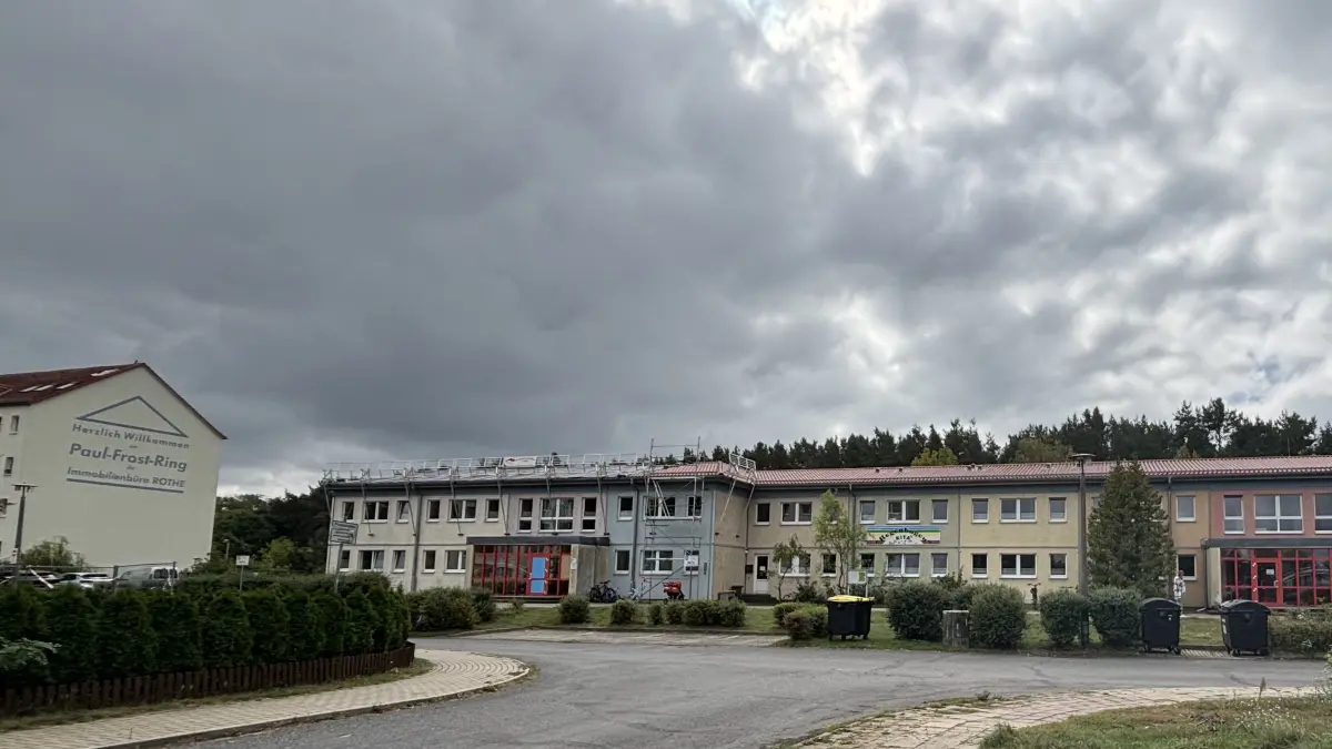 Schon wieder dunkle Wolken über dem Paul-Frost-Ring in Fürstenwalde: Einen Monat nach dem Tornado im Wohngebiet ist die Kita Regenbogen noch immer eingerüstet. Stadt und Awo als Träger ziehen Bilanz.