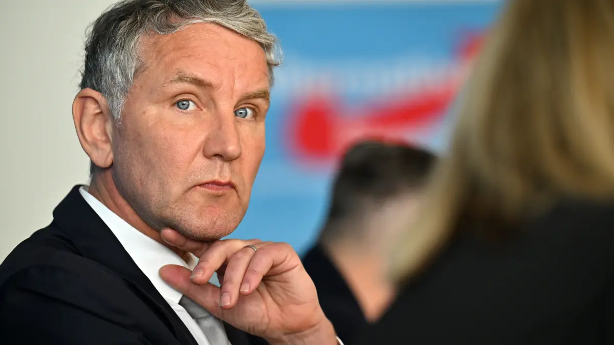 Björn Höcke, AfD-Fraktionsvorsitzender, bei einer Pressekonferenz im Thüringer Landtag. Die Polizei hatte in Fürstenwalde ein Plakat beschlagnahmt, das Höcke als Nazi bezeichnet. (Archivbild)
