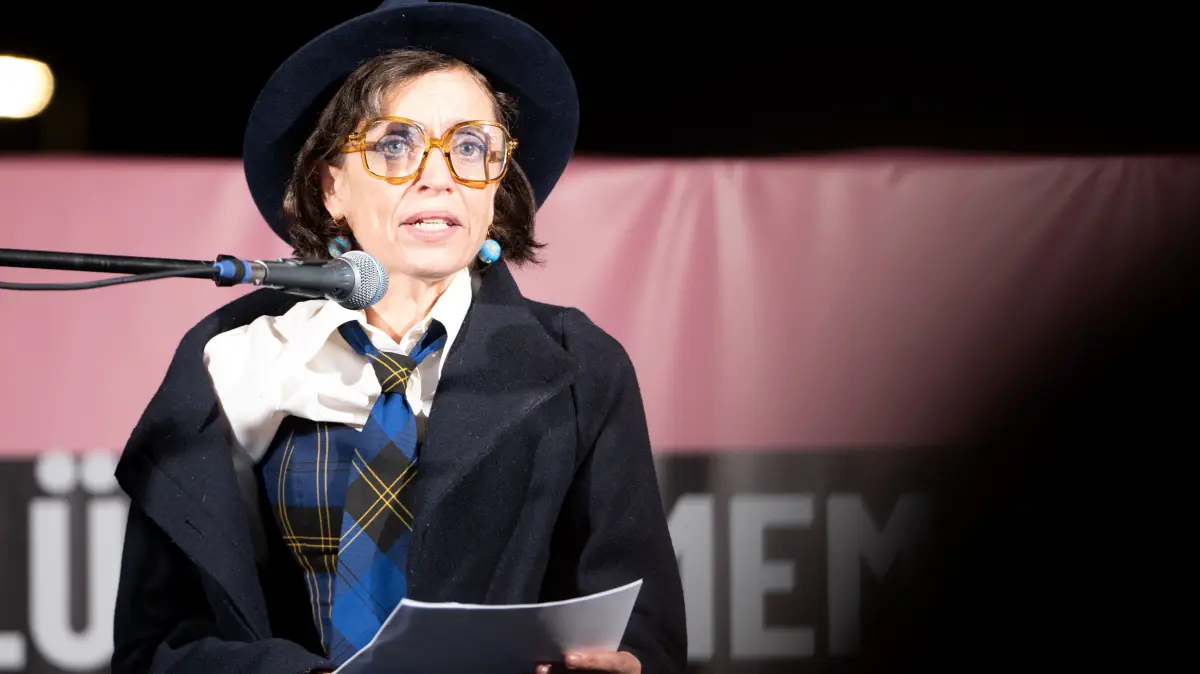 Ein Fan von Kurt Tucholsky: die Schauspielerin Anna Thalbach. In Rheinsberg präsentiert sie gemeinsam mit ihrem Kollegen Robert Stadlober Gedichtvertonungen des frühverstorbenen Satirikers, Feuilletonisten, Prosa- und Lyrik-Autors.