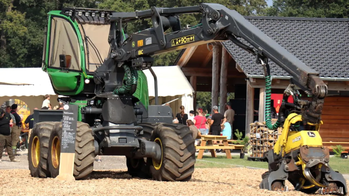 Ragow-Merz. Waldform GmbH in Ragow. Holzvollerntemaschine Harvester. Datum unbekannt. Foto: Richard Tschuschke - Pressefoto