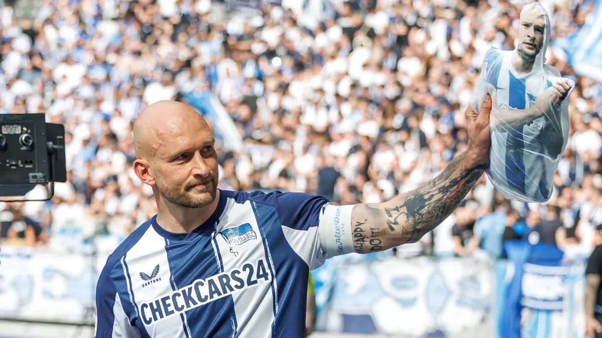Toni Leistner im Trikot von Hertha BSC: ARCHIV - 10.05.2026, Berlin: Fußball, Männer: 2. Bundesliga, Hertha BSC - SpVgg Greuther Fürth, 33. Spieltag, Olympiastadion. Toni Leistner (Hertha BSC) bedankt sich bei seinen Fans. (zu dpa: «Ex-Herthaner Leistner: Rückkehr nach Karriere-Ende möglich») Foto: Andreas Gora/dpa +++ dpa-Bildfunk +++
