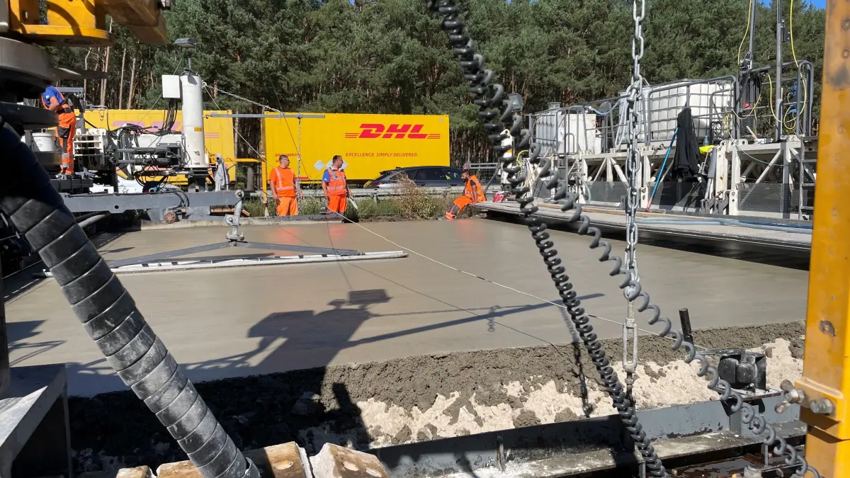 Auf der Autobahn A12 zwischen Fürstenwalde und Breisen wird der Beton aufgebracht. Im Schichtsystem wird an sechs Tagen und sechs Nächten in der Woche auf der Baustelle gearbeitet.