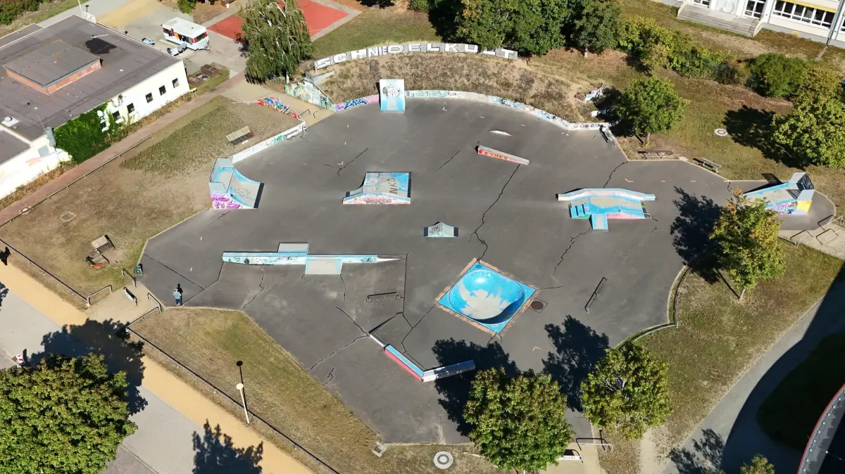 Skatepark: Schwedt, 15.9.2026: Blick aus der Luft auf den bestehenden Skatepark im Külzviertel: Wegen baulicher Mängel soll die Anlage durch einen Neubau ersetzt werden.