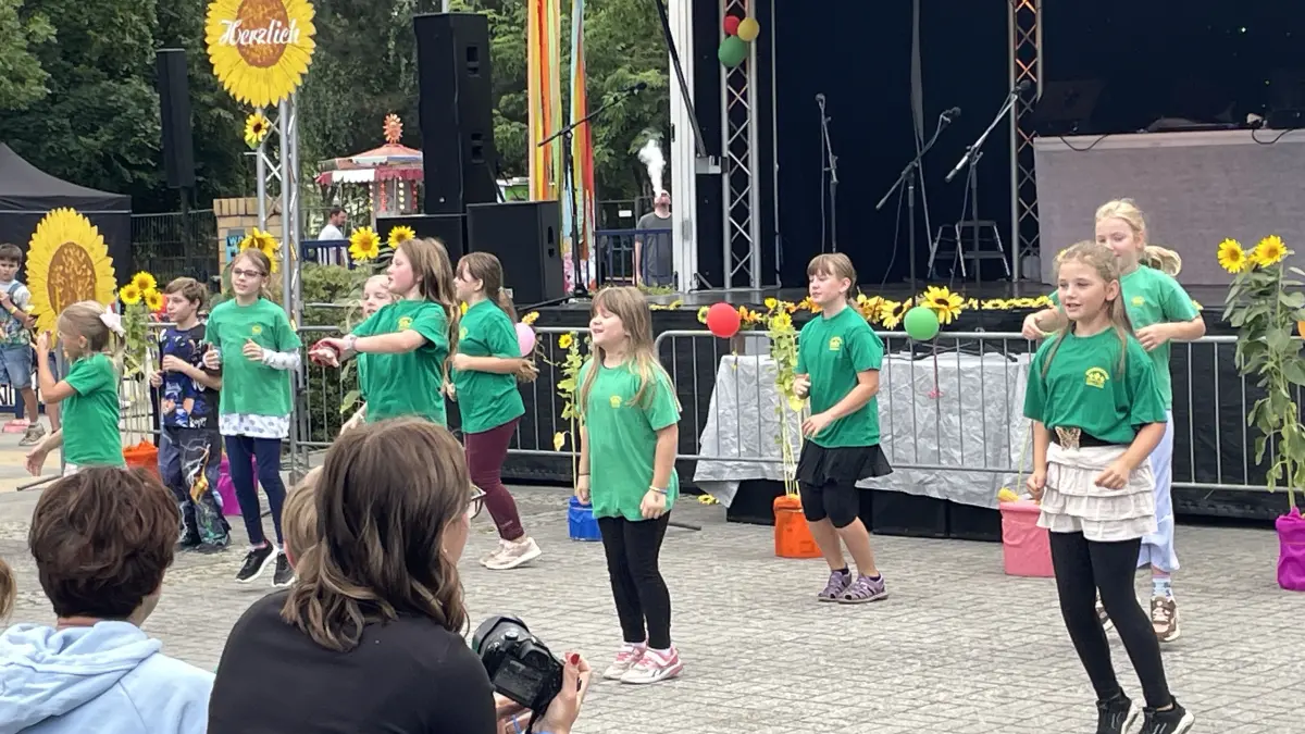 Tradition zum Sonnenblumenfest: Die Grundschüler aus Goluow erfreuten das Publikum mit Ausschnitten aus dem Festprogramm zum Feuerwehrjubiläum.
