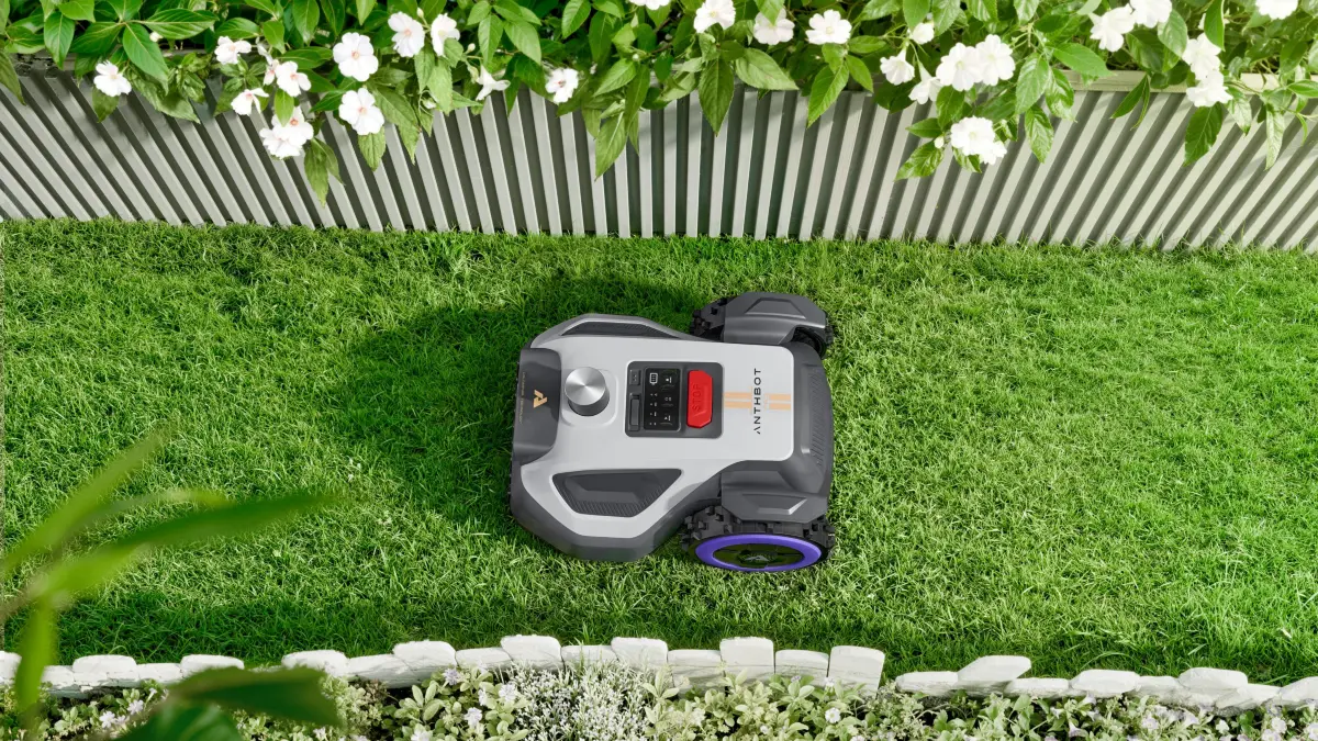 Anthbot M9 Pro. Dank Lader und NetRTK navigiert der Robo sicher auch durch engere Passagen.