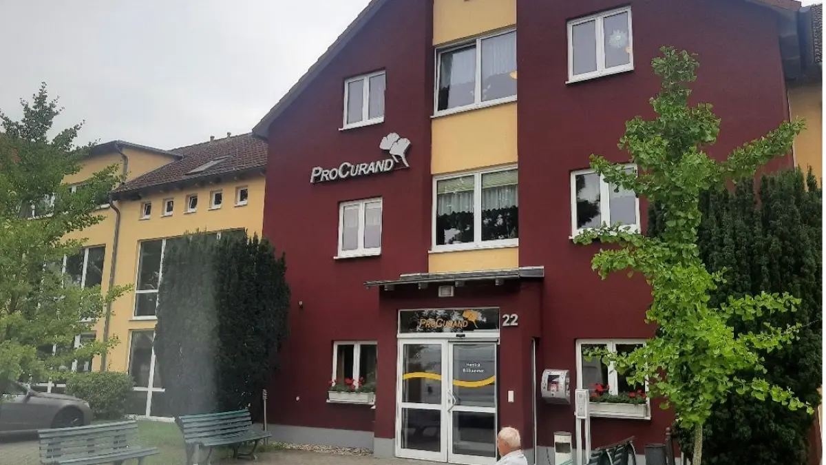 Blick auf den Haupteingang Beethovenstraße 22 in Lichterfelde. Direkt davor ist auch eine Bushaltestelle, von der aus man bequem in die nahe Kreisstadt Eberswalde gelangt.
