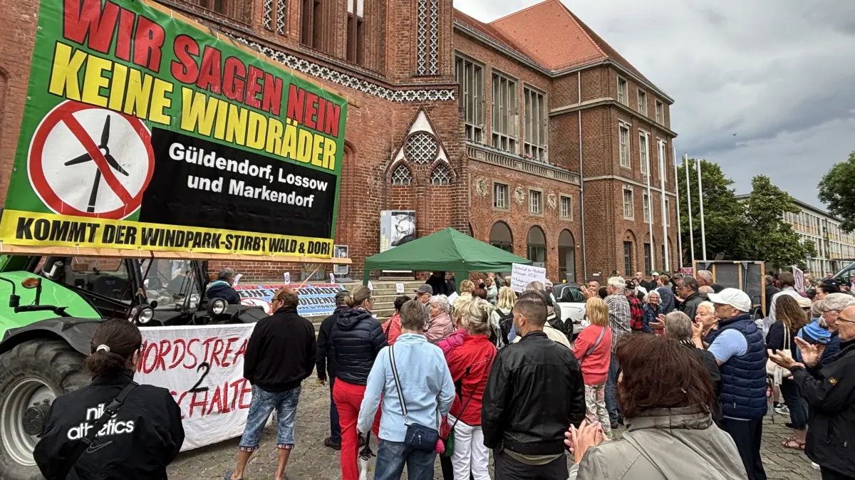 Demo von Windkraftgegnern aus Güldendorf und Lossow vor dem Rathaus in Frankfurt (Oder).