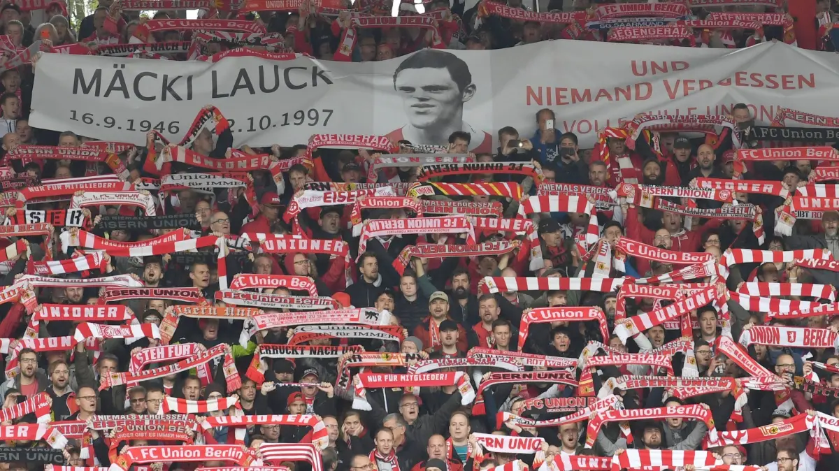 Union - Fürth 2017/18: Fussball, Herren, Saison 2017/2018, 2. Bundesliga (11. Spieltag), 1. FC Union Berlin - SpVgg Greuther Fürth, Fans von Union erinnern an den 20. Todestag von Ex-Unioner Reinhard Mäcki Lauck, 21.10. 2017, Foto: Matthias Koch