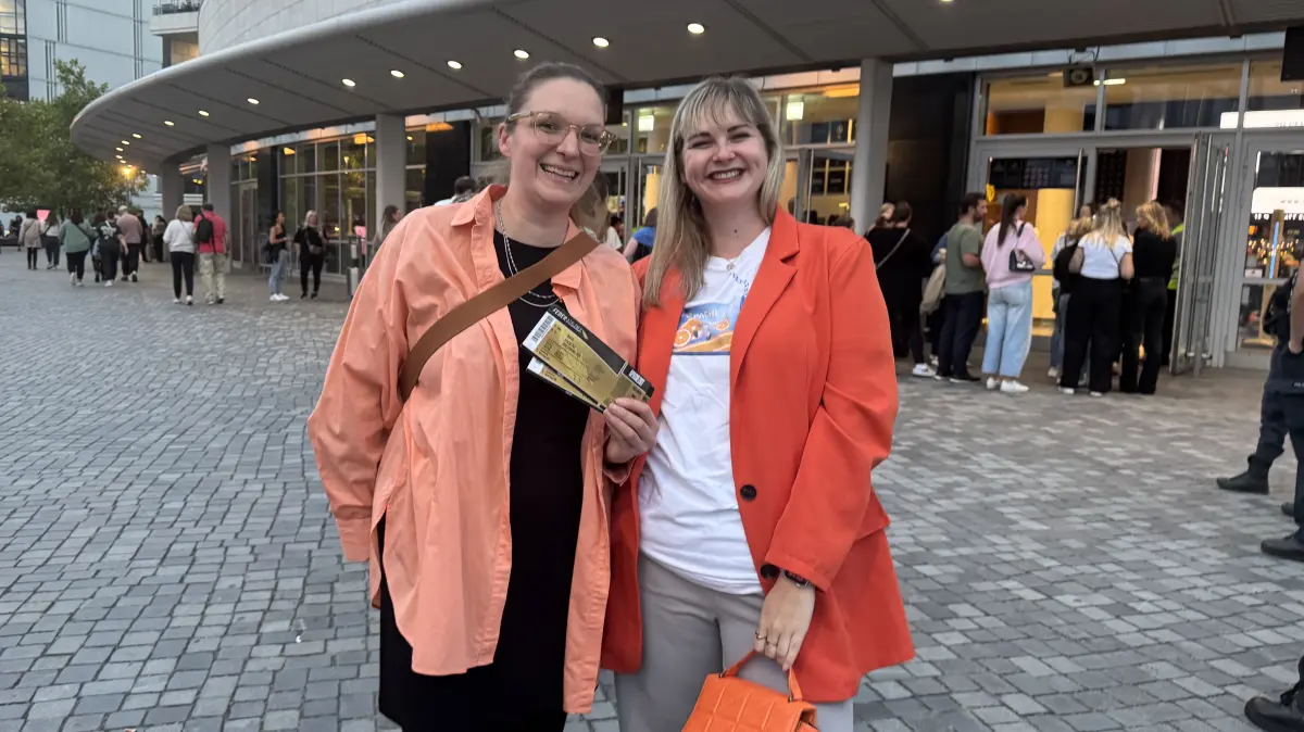 Orange als Fanfarbe: Christin und Annemarie beim Konzert von Apache 207 vor der Uber Arena in Berlin.