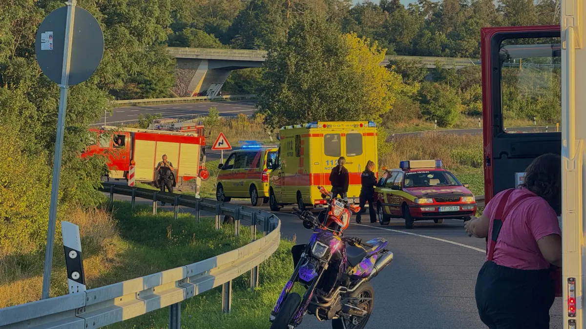 Die Kleine Straße bei Frankfurt (Oder) nach einemMotorradunfall am fühen Dienstagabend (15.9.)