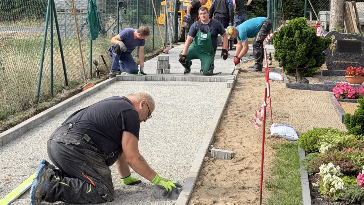 Bugk pflastert seinen Friedhofsweg selbst. Insgesamt beteiligten sich, Ortsvorsteher Matthias Bradtke zufolge, 37 Helferinnen und Helfer an den Arbeiten.
