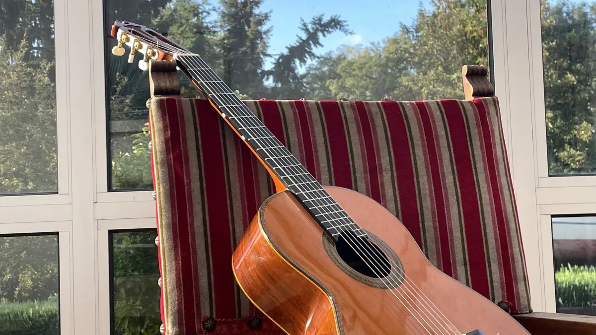 Gitarre in der Wohnung spielen ist im Vergleich zu anderen Instrumenten recht leise. Was ist erlaubt und wie klappt es mit den Nachbarn?