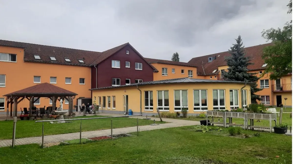 Ein weiträumiger Innenhof in der gepflegten Lichterfelder Seniorenresidenz Schorfheide lädt zum Verweilen ein.