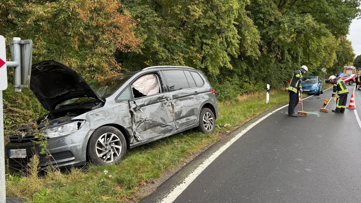 Unfall Hohenfelde: Hohenfelde, 16.9.2026: Eine zerborstene Scheibe, augelöste Airbags und die demolierte Seite des VW Touran zeugen von der Wucht des Aufpralle