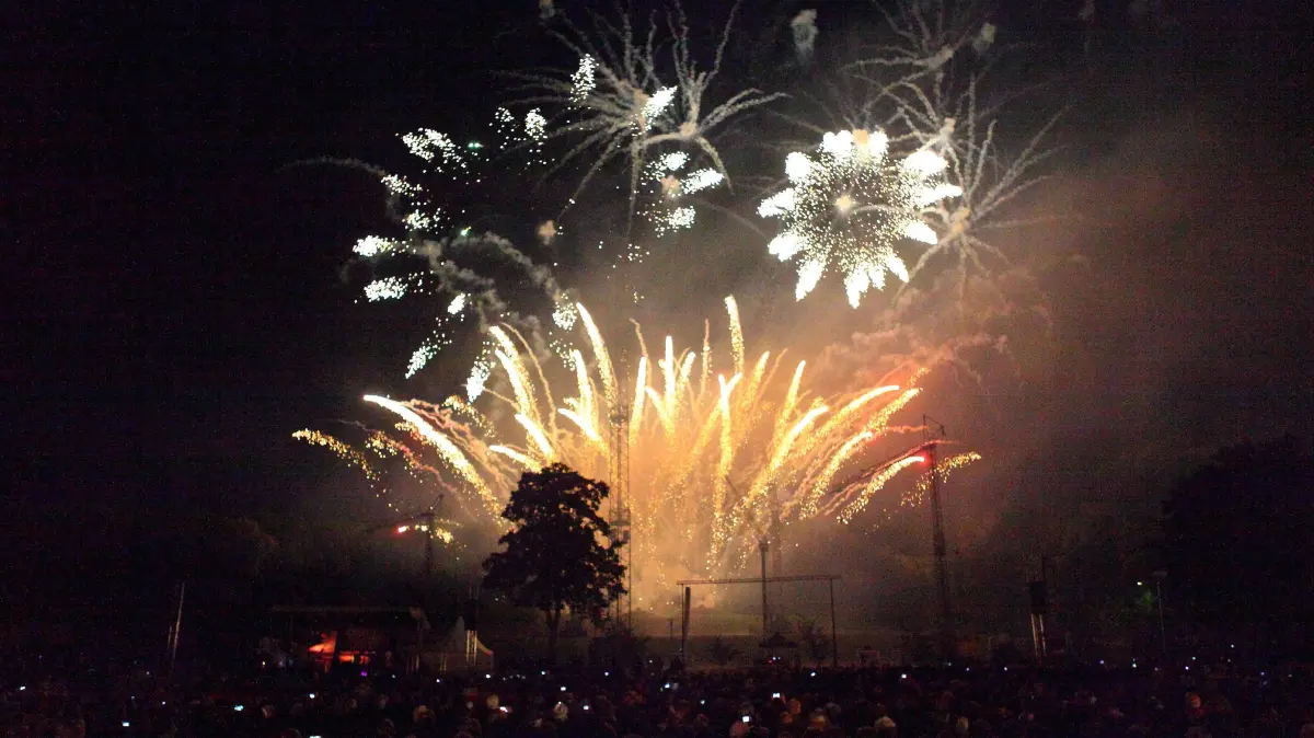 (ohne Überschrift): Tausende Besucher verfolgten Sonnabend im Rüdersdorfer Museumspark die Pyro-Games.