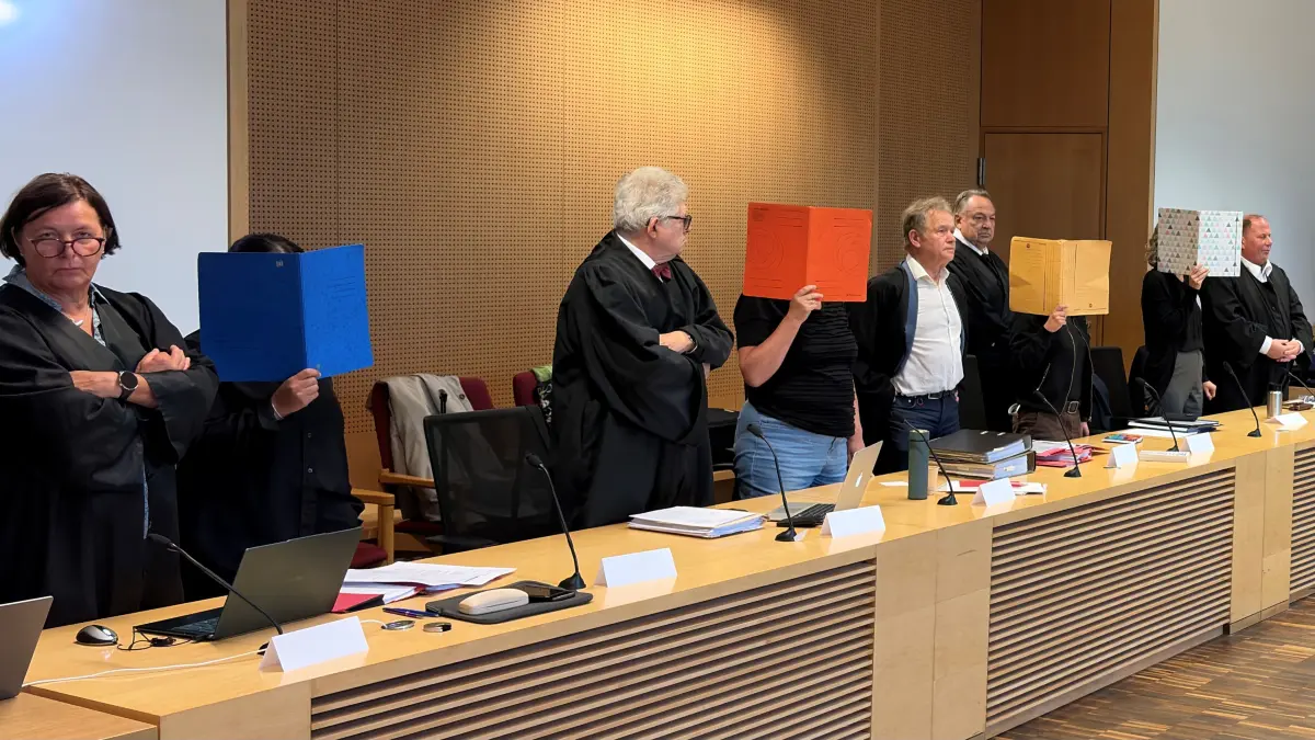 Zwei Erzieherinnen und zwei Lehrerinnen auf der Anklagebank im Landgericht Frankfurt (Oder) im Prozess um den Tod der Schülerin Elif im Werbellinsee