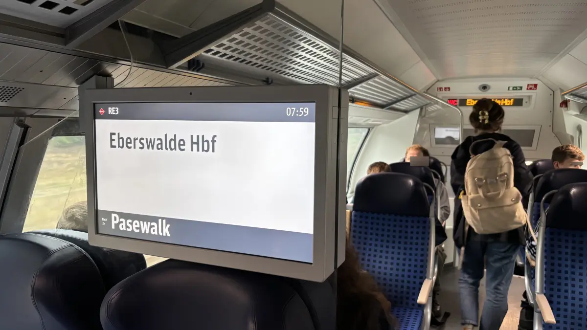 Pendlerinnen und Pendler aus dem RE3 steigen am Bahnhof Eberswalde aus. Aufnahme vom 16.9.2026.