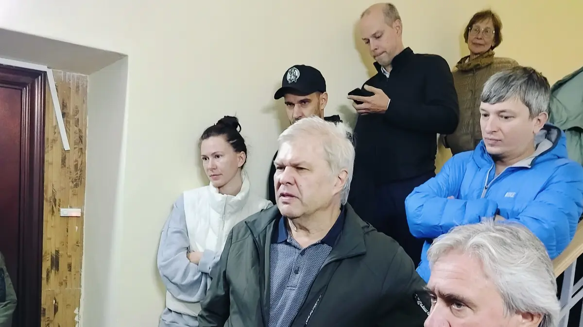 Sergej Mitrochin im Gespräch mit Anwohnern seines Wahlkreises Moskau-Mitte
