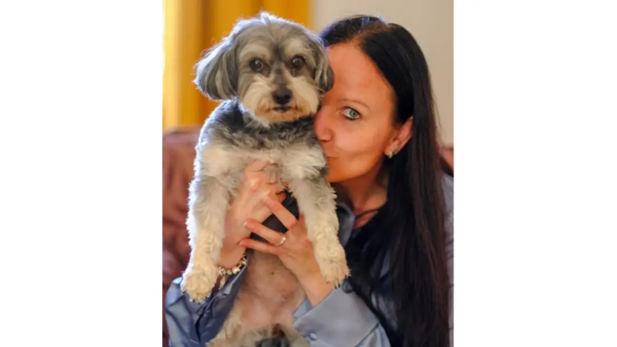 Eingespieltes Team: Einrichtungsleiterin Sissi Schwark und ihr Therapiehund Lilly.
