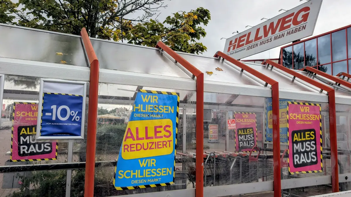 Räumungsverkauf nach der Insolvenz im Hellweg in Hoppegarten. So soll es mit dem Baumarkt an der B1 weitergehen.