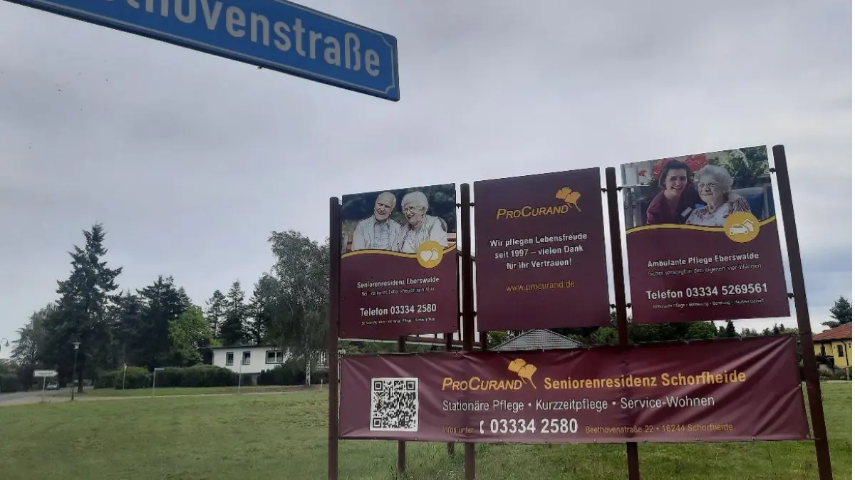 Werbung in eigener Sache: Wiese neben der Seniorenresidenz Schorfheide.