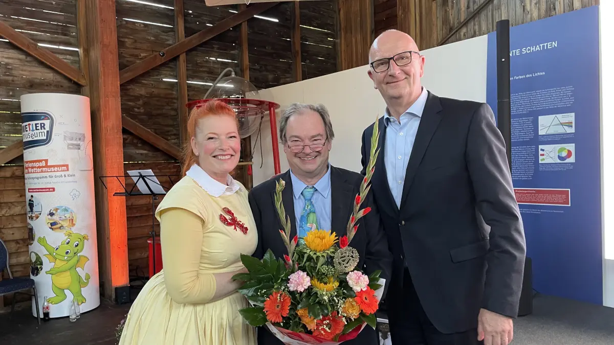 Vor 20 Jahren hatte Dr. Bernd Stiller sicherlich noch nicht daran gedacht, dass seine Idee, alte meteorologische Instrumente und Vorrichtungen in das Wettermuseum Lindenberg zu bringen, ihn einst in die Mitte zwischen Enie van de Meiklokjes und Ministerpräsident Dietmar Woidke bringen würde.