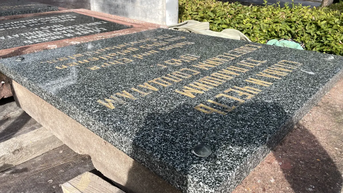 Ehrentafeln aus Lausitzer Syenit in Letschin bei Seelow: Sie werden später wieder auf den roten Granit des Letschiner Obelisk geschraubt. „Ruhm und Ehre den gefallenen Soldaten“, heißt es da auf Russisch und Deutsch.