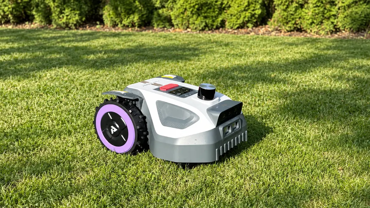 Anthbot M8 Pro. Laser- und Satellitennavigation sorgen für sichere Orientierung im Garten.