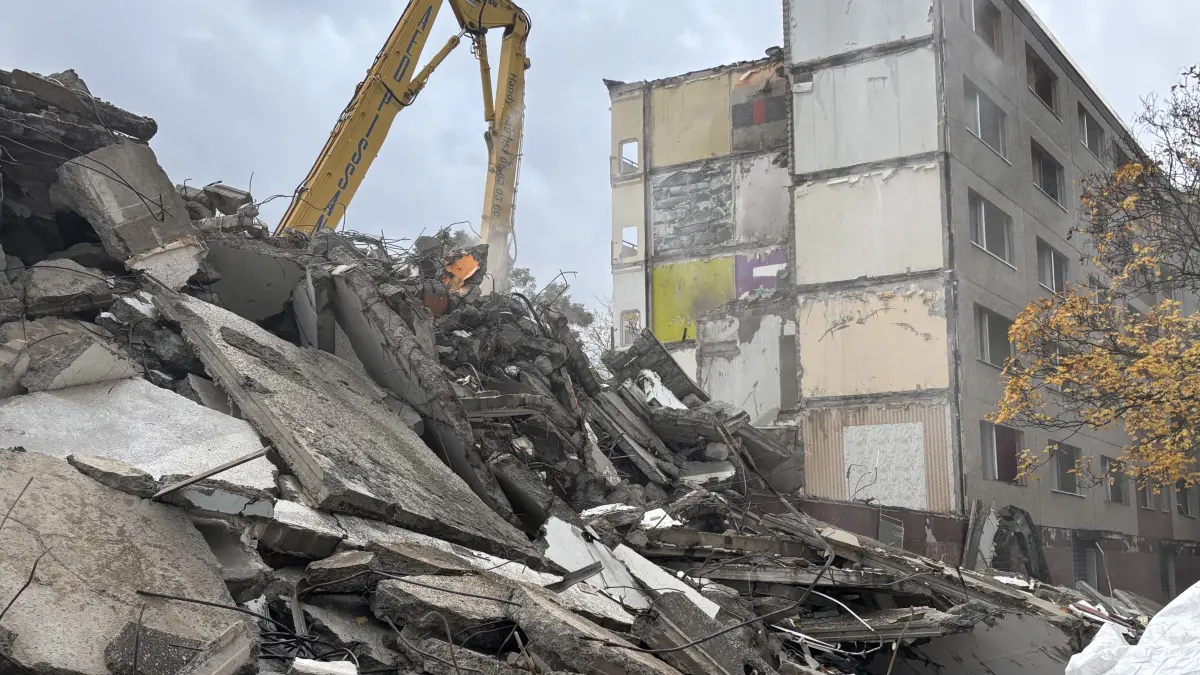 Ein vertrautes Bild in Eisenhüttenstadt: Im vergangenen Jahr wurden Plattenbauten an der Holzwolle abgerissen. Jetzt sollen weitere Gebäude fallen.