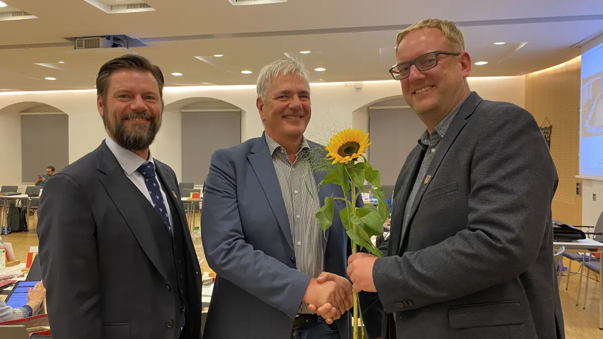 Jan Böge (Mitte) scheidet als Kämmerer von Fürstenwalde aus, wechselt nach Frankfurt (Oder). Bürgermeister Matthias Rudolph (links) und SVV-Vorsitzender Christian Altmann (rechts) verabschieden ihn mit einer Sonnenblume.