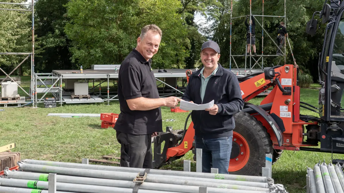 Oktoberfest: Schwedt, 17.9.2026: Der frühe Vogel und so: René Heinze (links) von Soft & Sound und Verstanstalter Filip Slowie (IK.event) besprechen den Aufbau der Hauptbühne im Hugenottenpark. Eine Woche vor dem Oktoberfest wird schon kräftig gewerkelt.