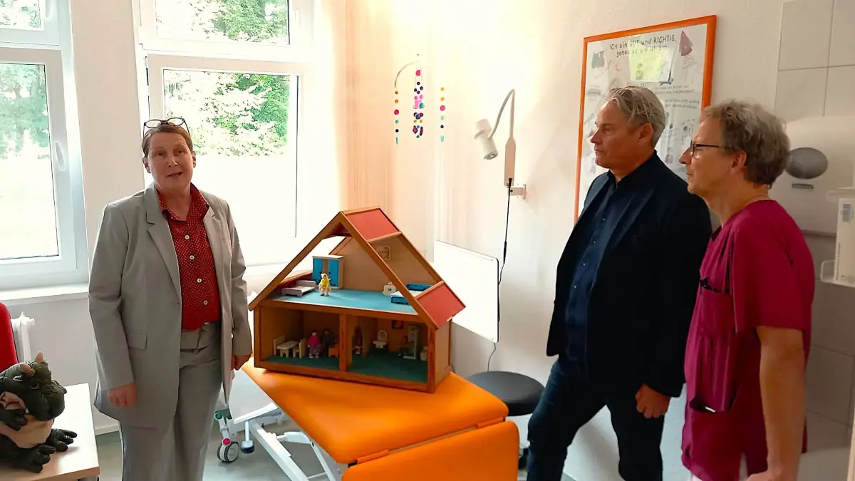 Kinderschutzambulanz für Barnim, Uckermark und Märkisch Oderland in Eberswalde: Sabine Gairing und Dr. Bernd Hüsemann (rechts) im Gespräch mit dem Bundestagsabgeordneten Stefan Zierke. Der Prenzlauer informierte sich über die Arbeit der Einrichtung.