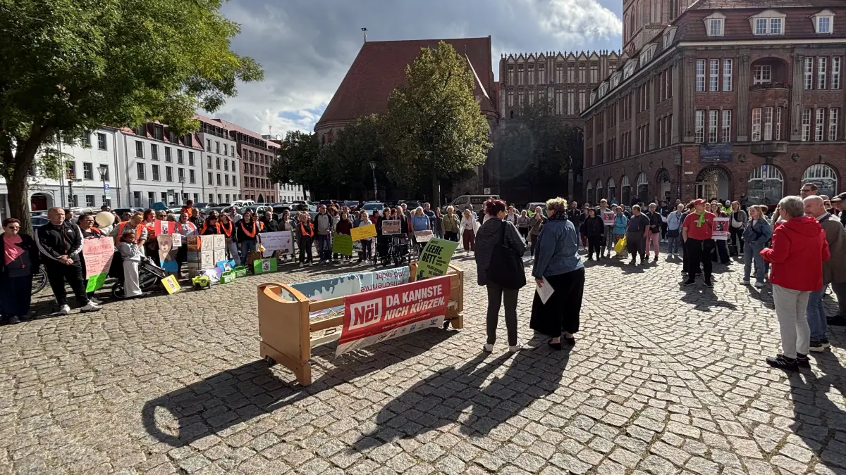 Demo gegen Sozialkürzungen vor dem Rathaus Frankfurt (Oder)