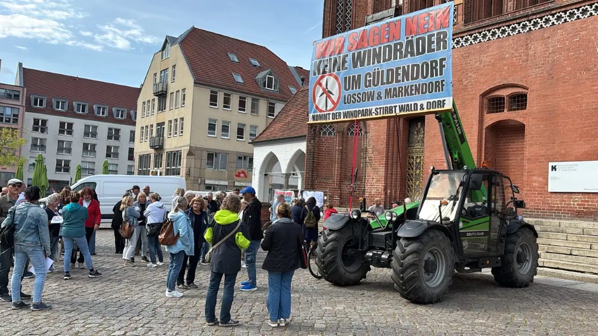 Demo gegen Windräder vor dem Rathaus