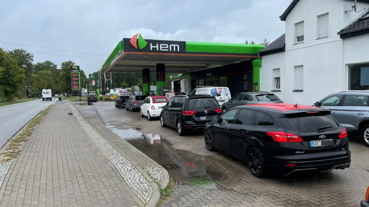 An HEM-Tankstelle in Wandlitz stauen sich trotz hoher Preise für Diesel und Benzin die Autos vor den Zapfsäulen. Und das hat einen Grund.