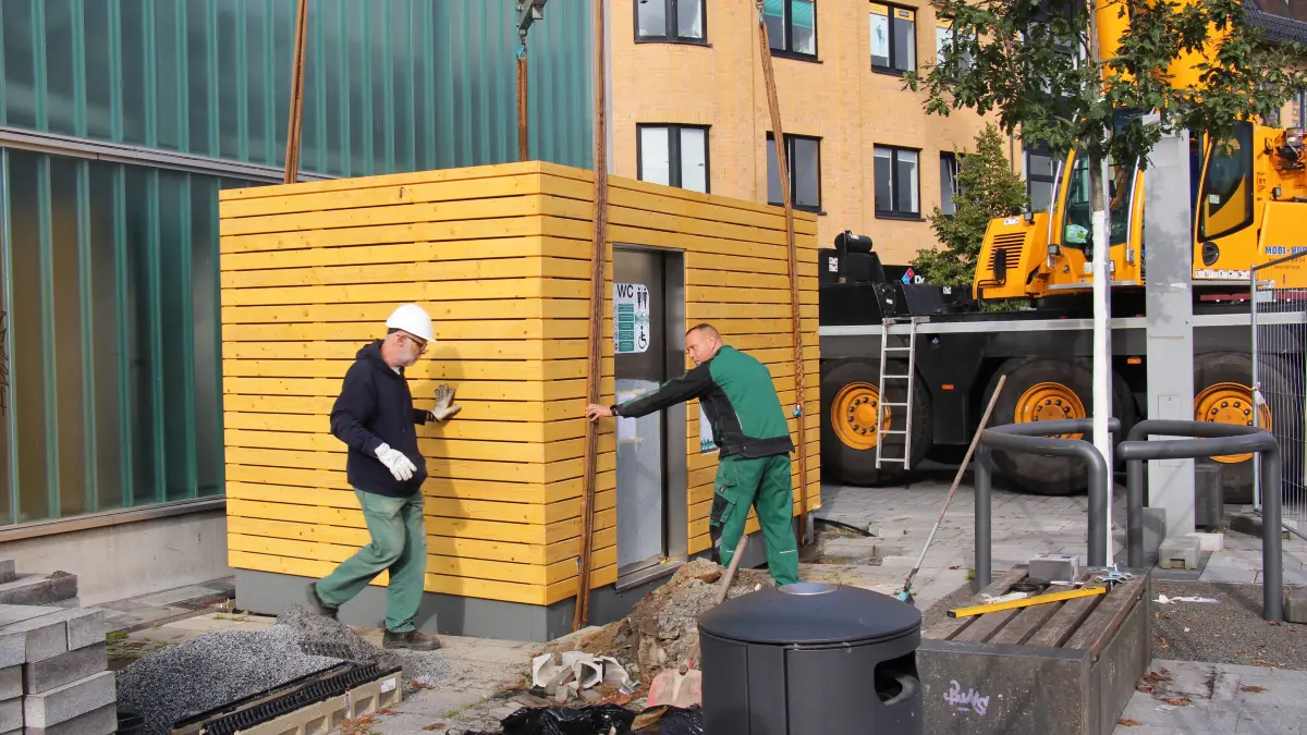 Das neue WC am Bahnhof Bernau wurde am Donnerstag geliefert. Zur Verfügung stehen soll es aber erst in ein paar Tagen.